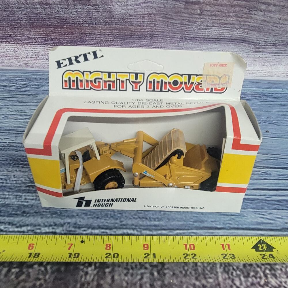 Vtg Ertl mighty movers 1/64 IH 412B diecast Scraper yellow/white blue Stripe